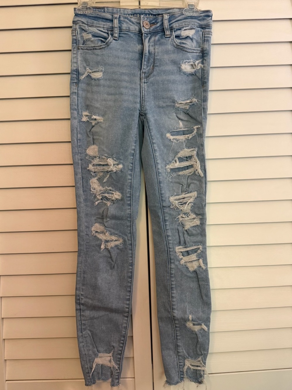 👖American Eagle Super Hi-Rise Light Blue Ripped Jegging Raw Hem Jeans Size 4 EUC